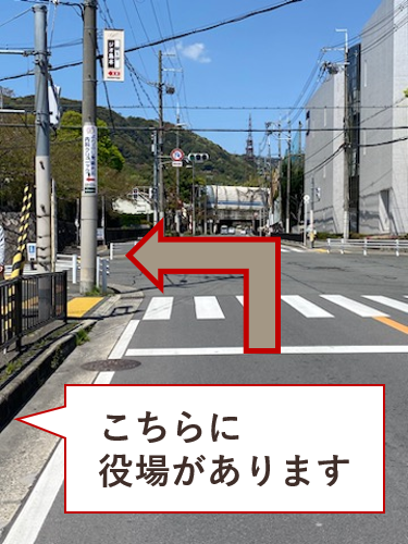 島本町役場を左手に信号を左折します